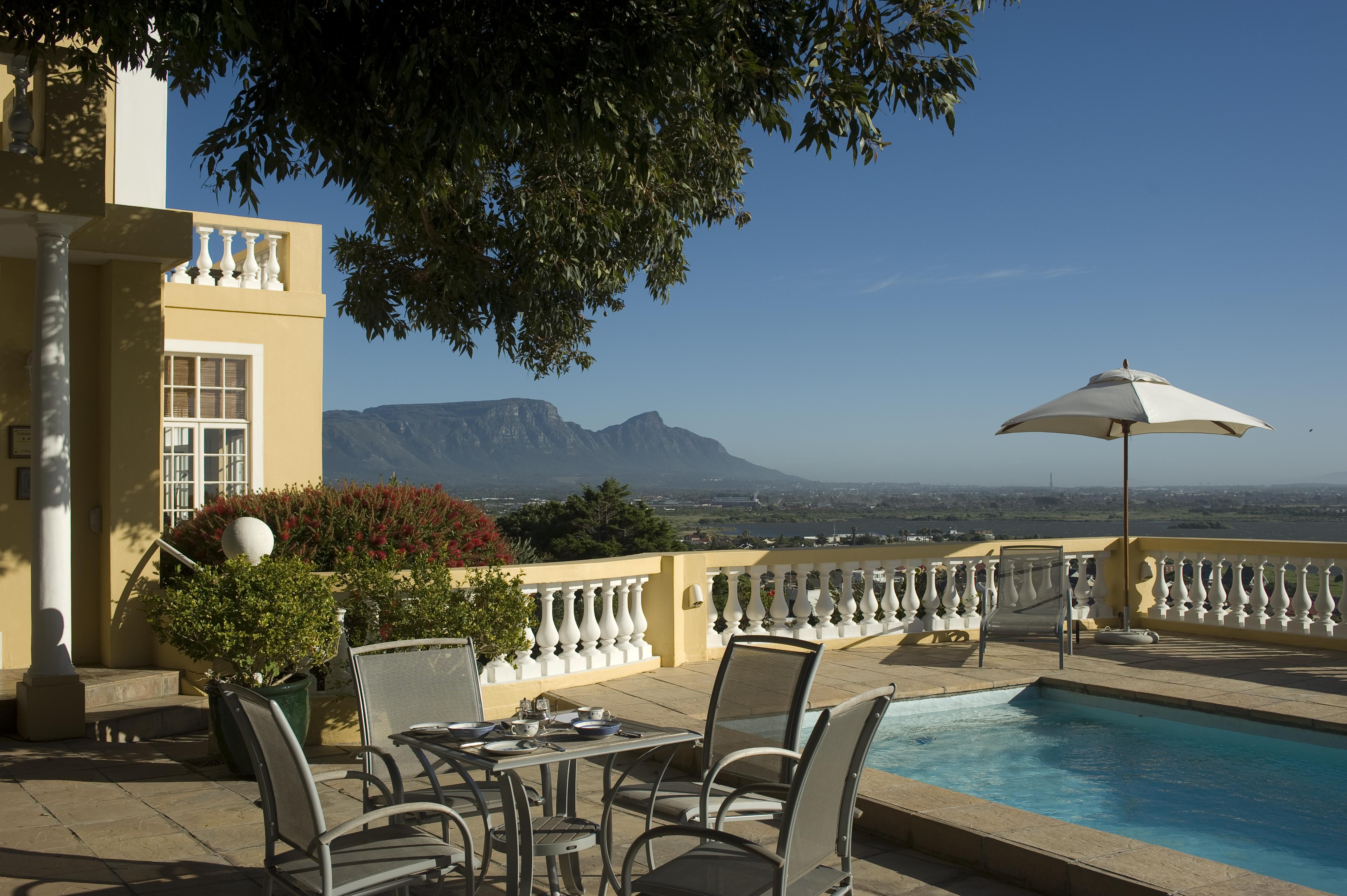 Colona Castle Hotel Lakeside Exterior photo