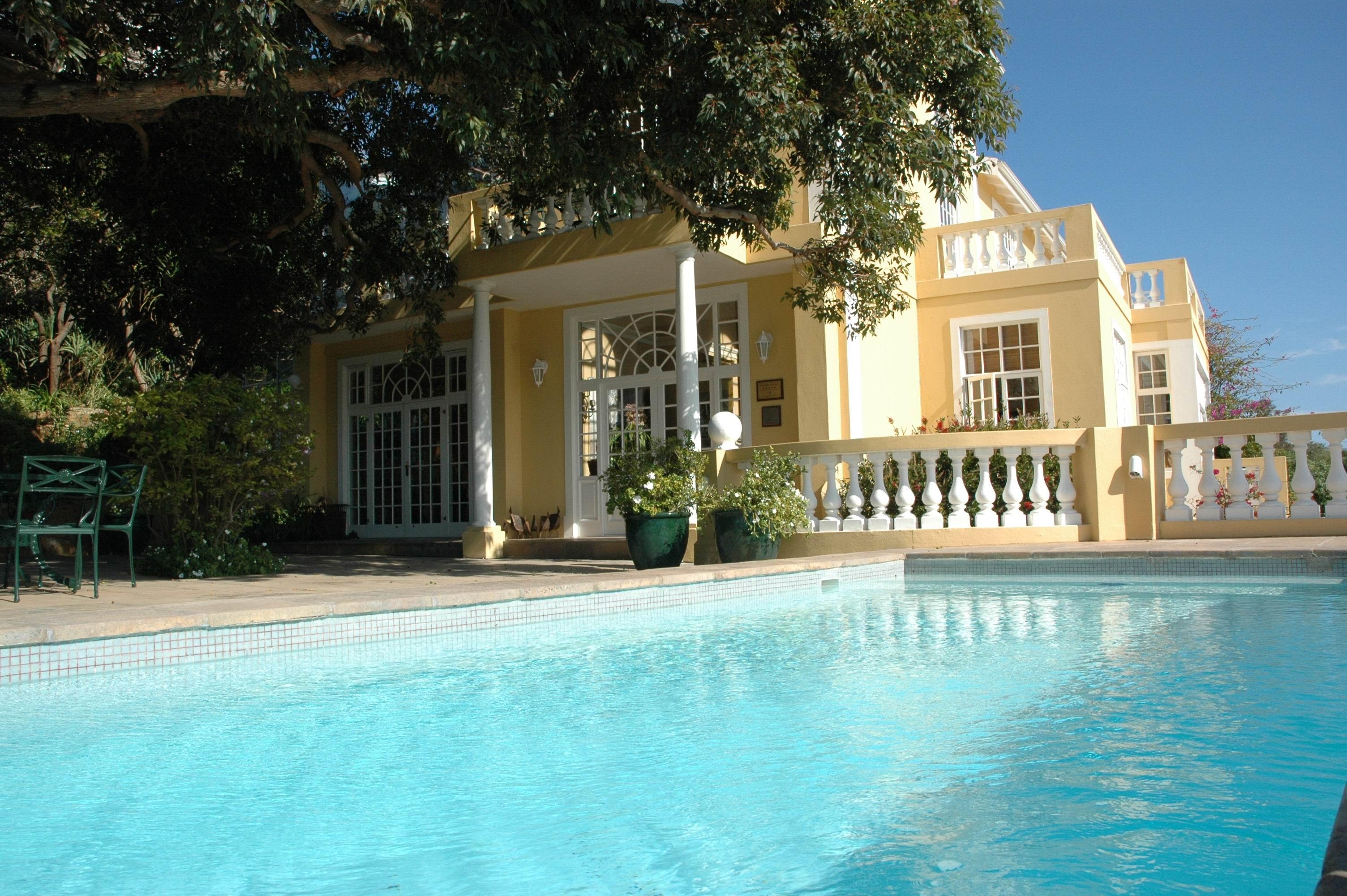 Colona Castle Hotel Lakeside Exterior photo